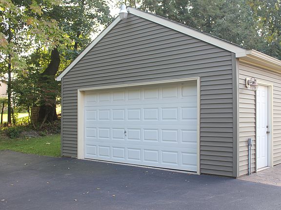 Detached 1 1/2 car garage