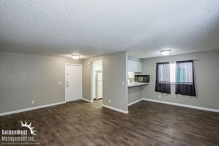 2 bed, 1.5 bath, 924 sqft, $1,100 — Photo 2