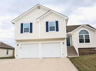 809 SW Lee Ann Dr, Grain Valley, MO 64029