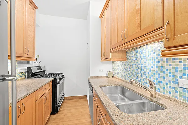 Sold by R New York | media 11