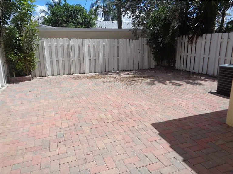 11379 NW 34th Pl — Photo 9
