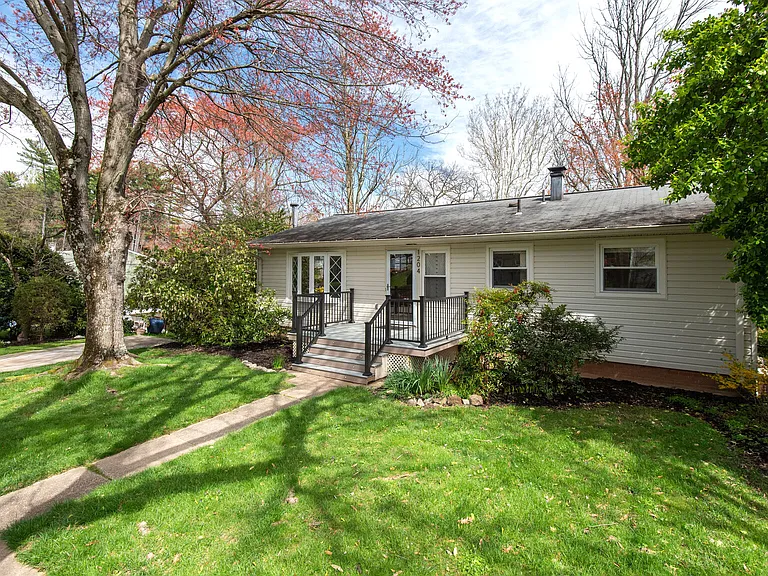 1204 Gladstone Dr — Photo 2