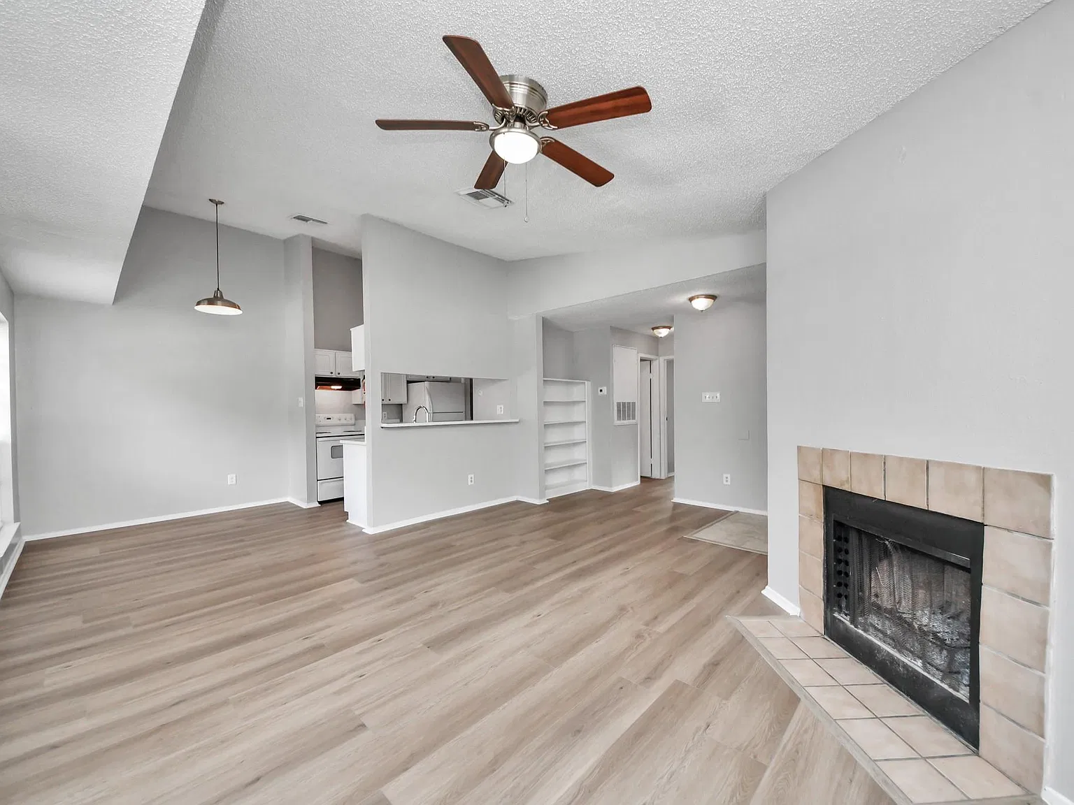 2 bed, 1.0 bath, 1009 sqft, $1,300 — Photo 2