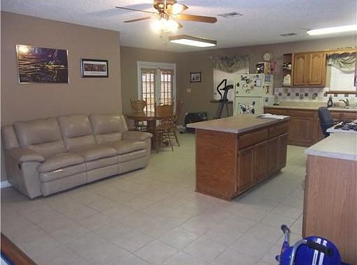 4th image of 1212 Oaklawn Dr