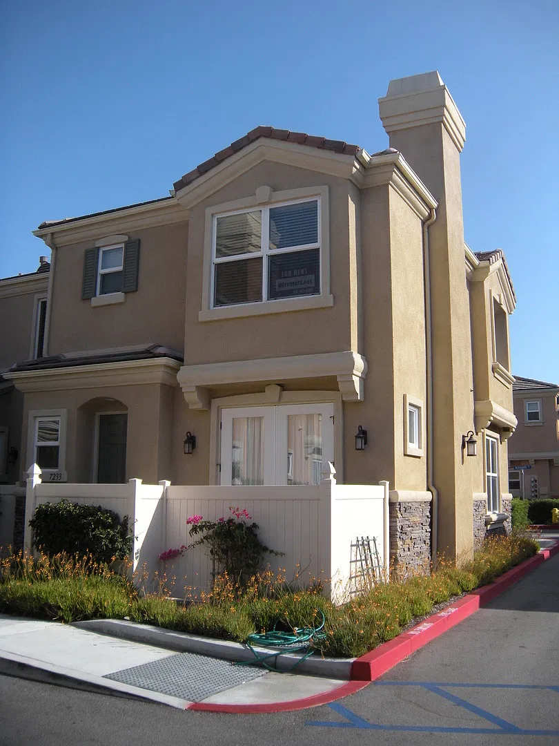 3 Bedroom and 2.5 Bathroom end unit condo with air conditioning — Photo 1