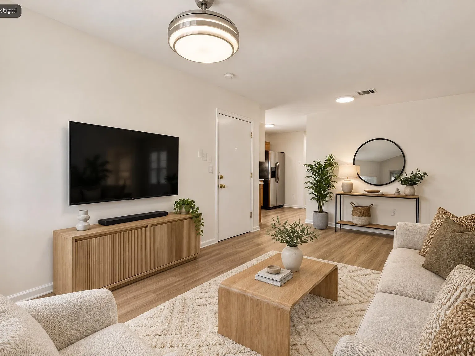 3 bed, 2.0 bath, 900 sqft, $3,200 — Photo 2