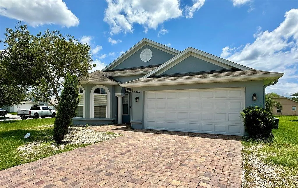 4 bed, 2.0 bath, 1868 sqft, $2,300 — Photo 2