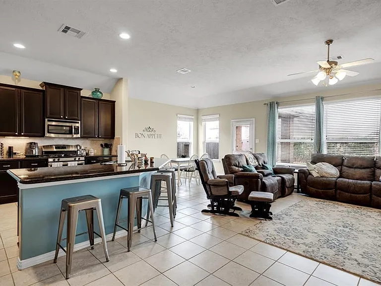 3058 Winterberry Ln — Photo 3