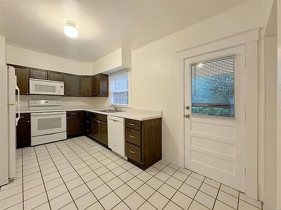 4th image of 3633 Welland Ave