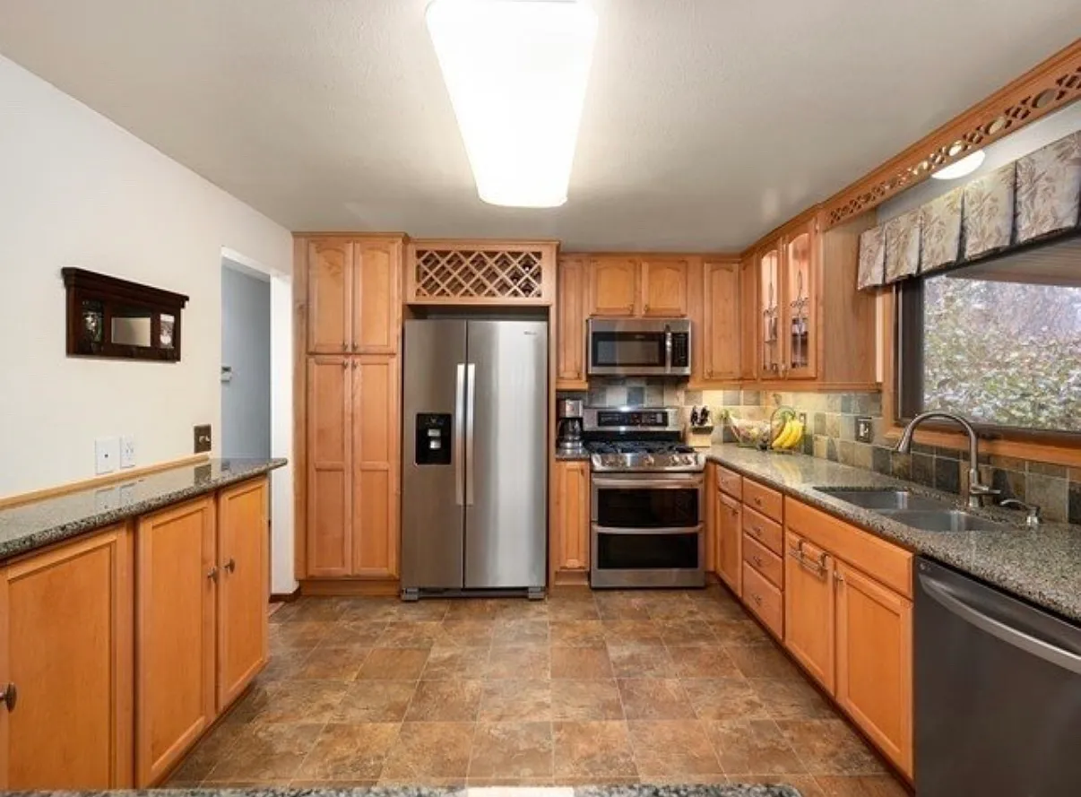 5 bed, 2485 sqft, $3,200 — Photo 2