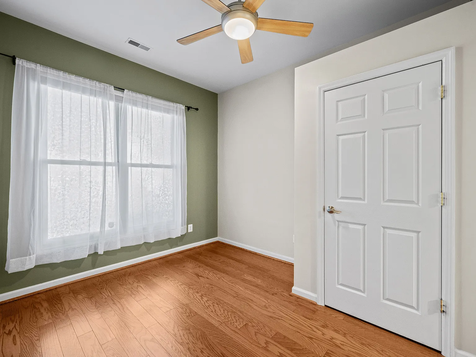3 bed, 3.5 bath, 2225 sqft, $3,000 — Photo 2