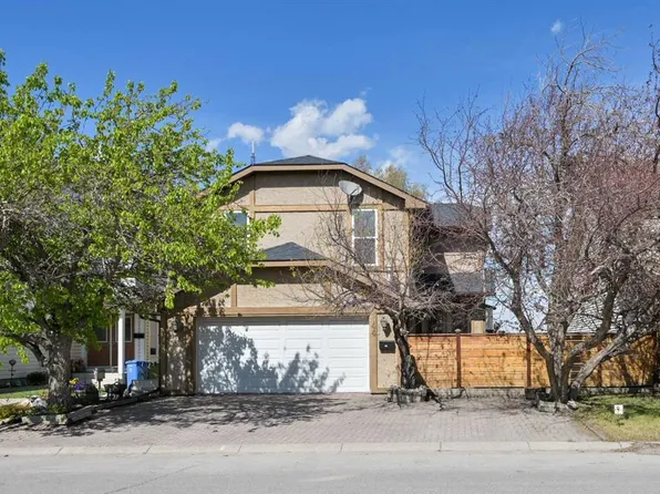 44 Coach Manor Rise SW, Calgary, AB T3H 1C4