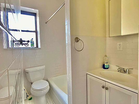 4th image of 270 E 78th St APT 23