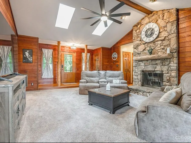 318 Wellington Dr — Photo 5