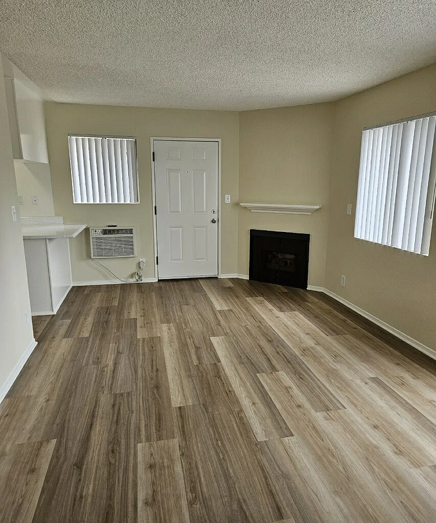 Studio, 450 sqft, $1,795 — Photo 3