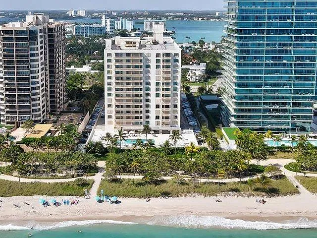 The Plaza Of Bal Harbour — Photo 2