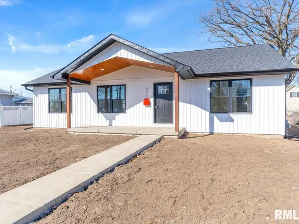 311 E Mulberry St, Chatham, IL 62629