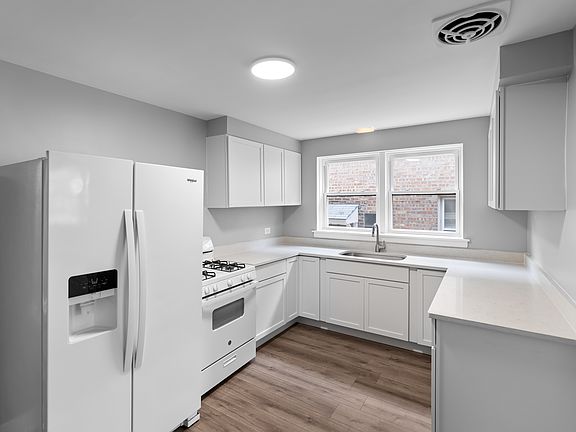 5th image of 2823 W Balmoral Ave APT 1W