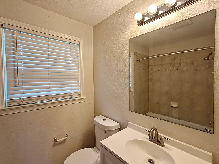 444 Colonial Rd — Photo 12