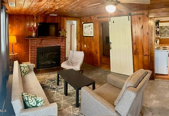 5th image of 209 Robin Hood Ln