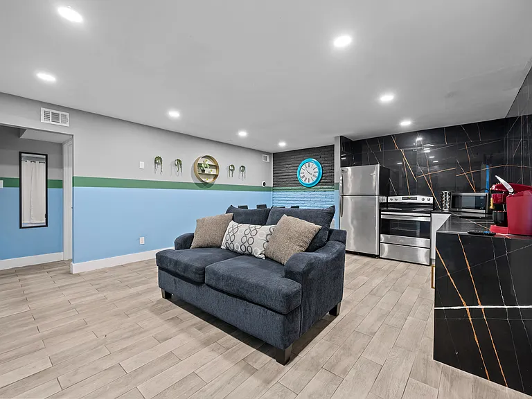704 Oxford St #1 — Photo 17
