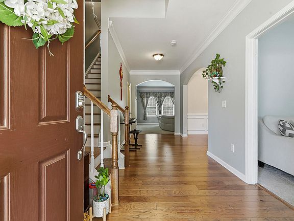 3rd image of 113 Somers Ln