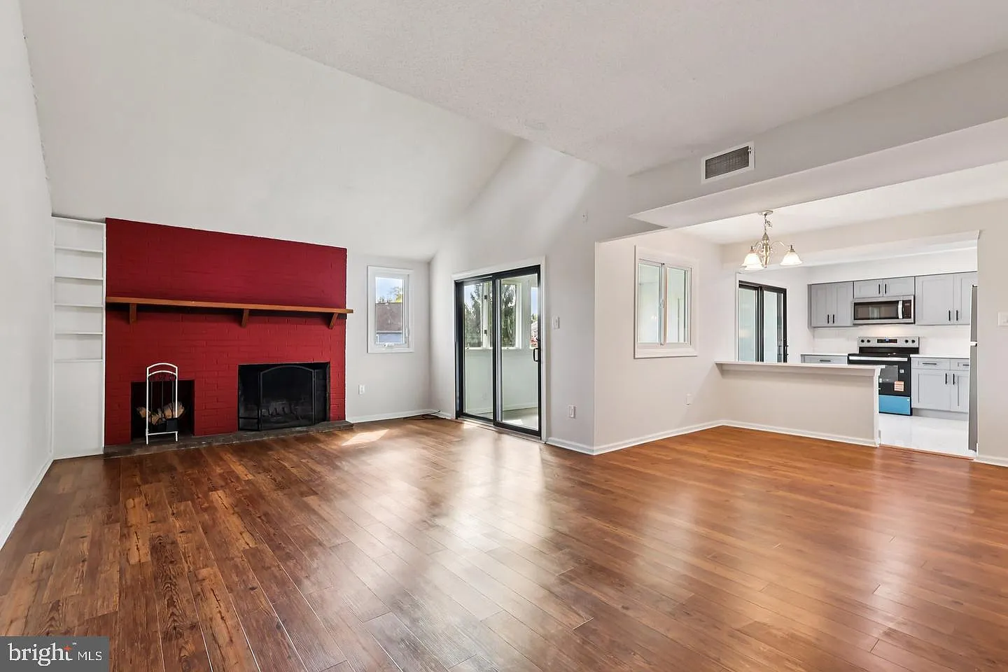 3 bed, 2.0 bath, 1520 sqft, $2,000 — Photo 2