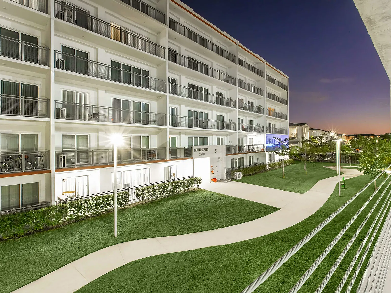 Modern Towers Apartments — Photo 3