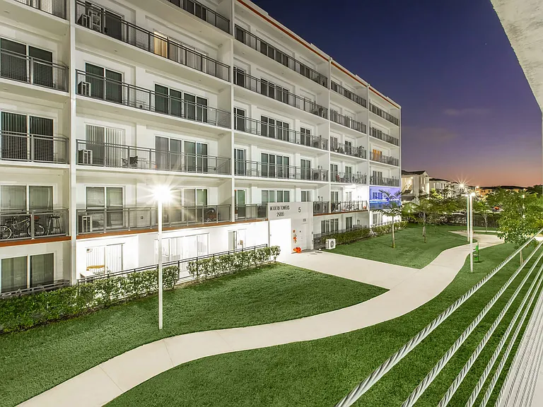 Modern Towers Apartments — Photo 3