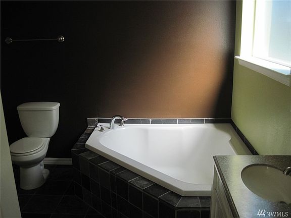 5th image of 322 W G St