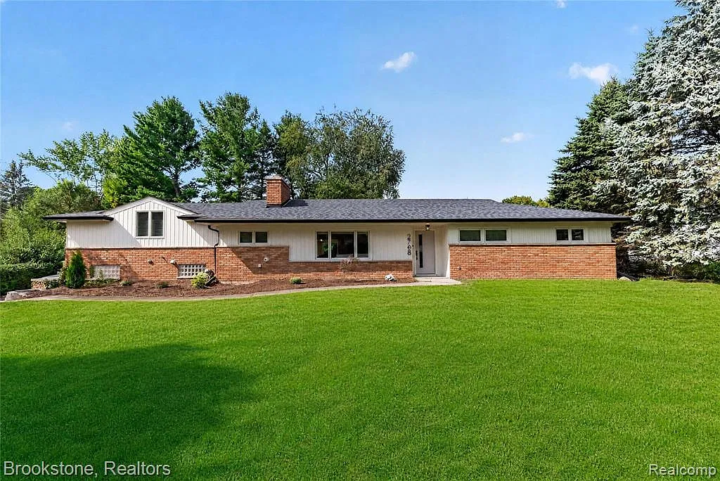 4 bed, 2.5 bath, 2350 sqft, $2,900 — Photo 1