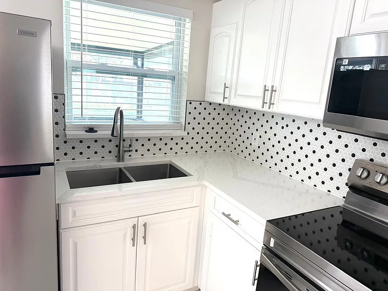 699 NW Riverside Dr — Photo 12