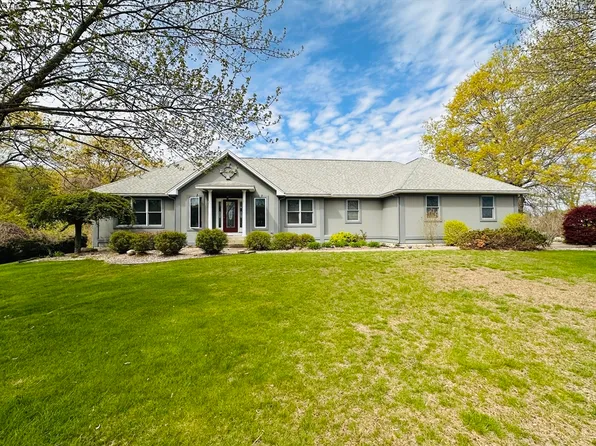 8 Alexander Dr, Agawam, MA 01001
