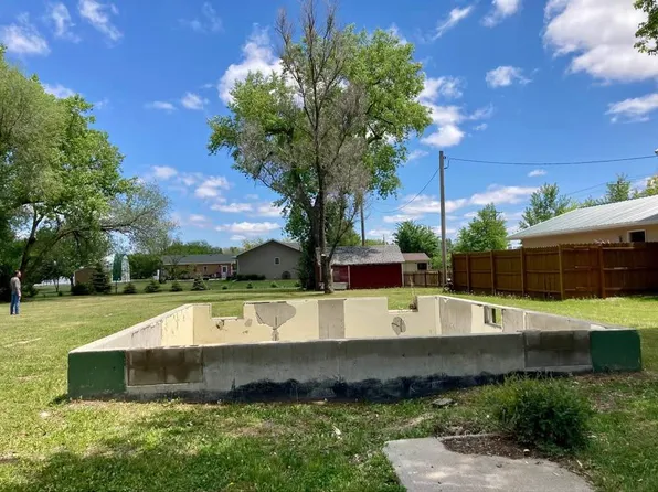 811 E 6th St, Redfield, SD 57469