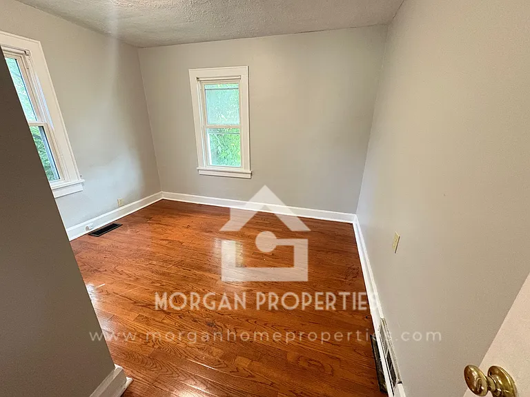 220 W 38th St — Photo 8