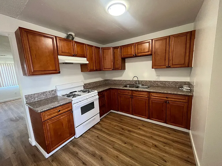 Flower Street Apartments — Photo 9