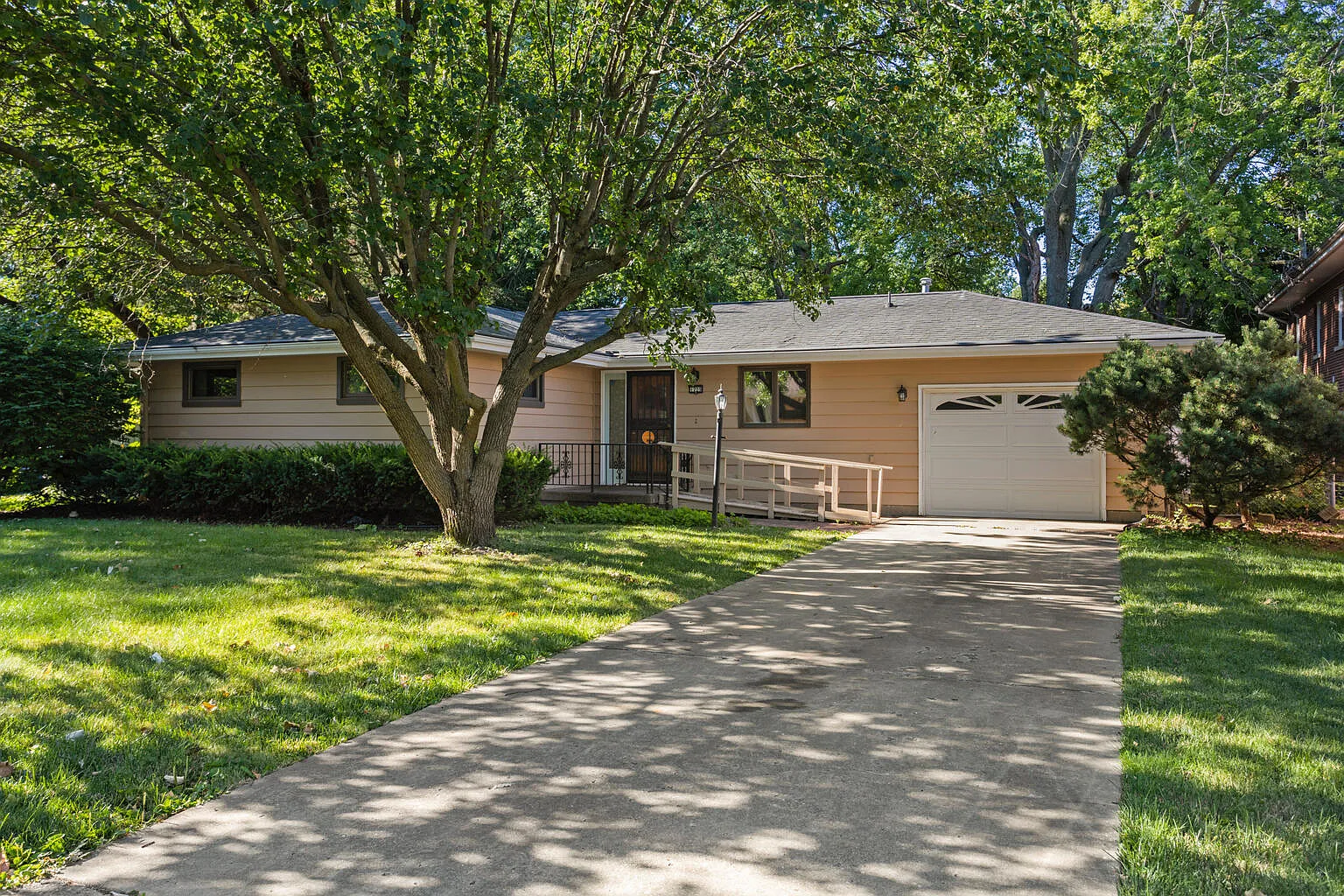 1725 Henry St photo 1