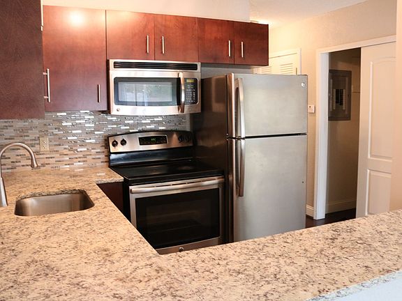 5th image of 3900-3902 Booth St #1A