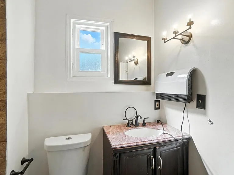 843 Overton St — Photo 22