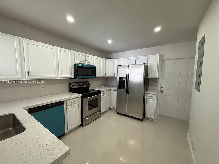 1494 W 34th St — Photo 11
