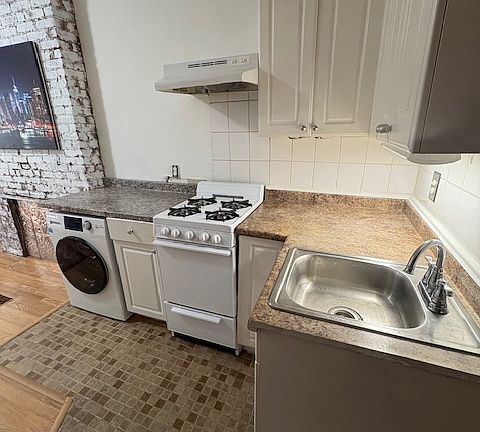 3rd image of 314 W 90th St APT 3A