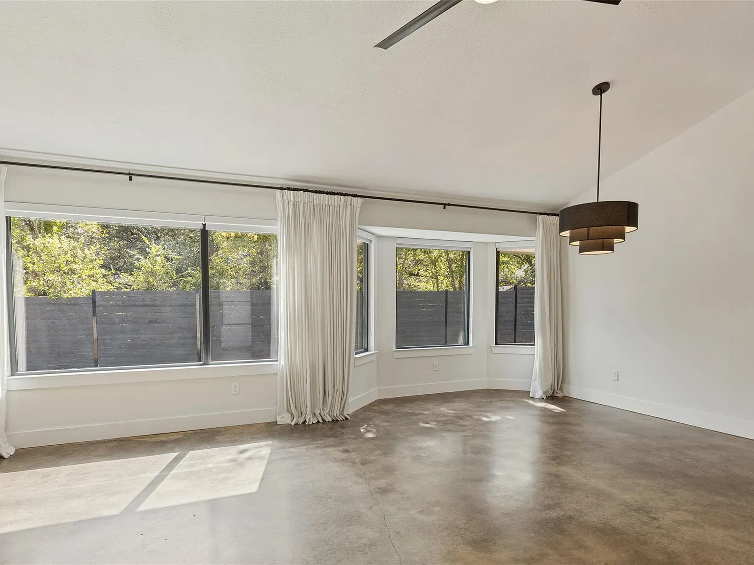 3 bed, 2.0 bath, 1693 sqft, $3,200 — Photo 3