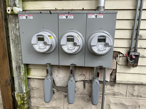 chicago-illinois-2071988333 picture