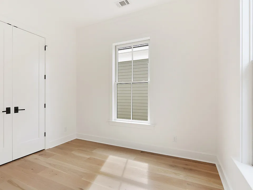 11 E 38th St #1B