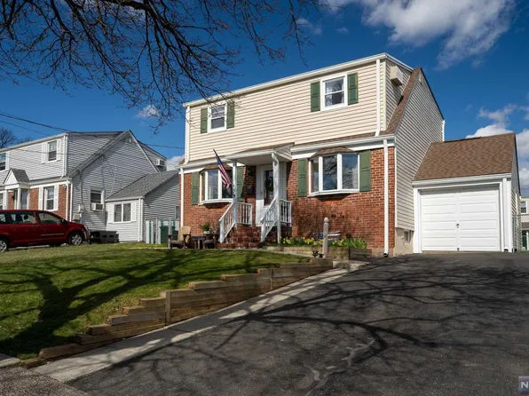 59 Birchwood Dr, Elmwood Park, NJ 07407