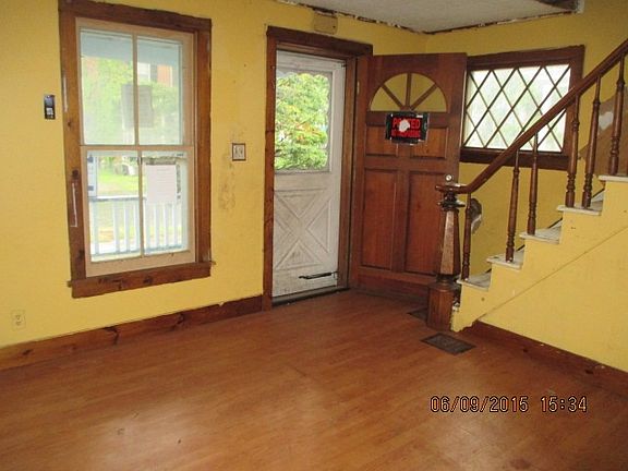 4th image of 34 Fulton St