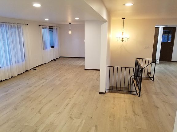 2nd image of 916 W Bellwood Dr