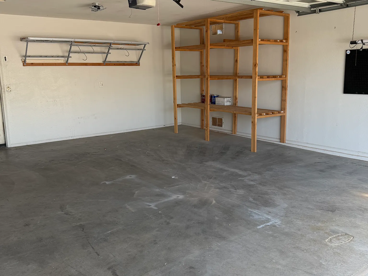 4 bed, 2200 sqft, $2,200 — Photo 2