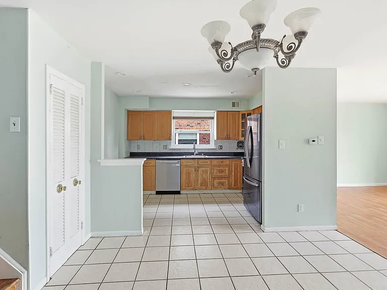 2217 Hoffnagle St — Photo 5