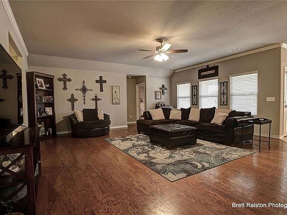 4th image of 1305 W Walker Dr